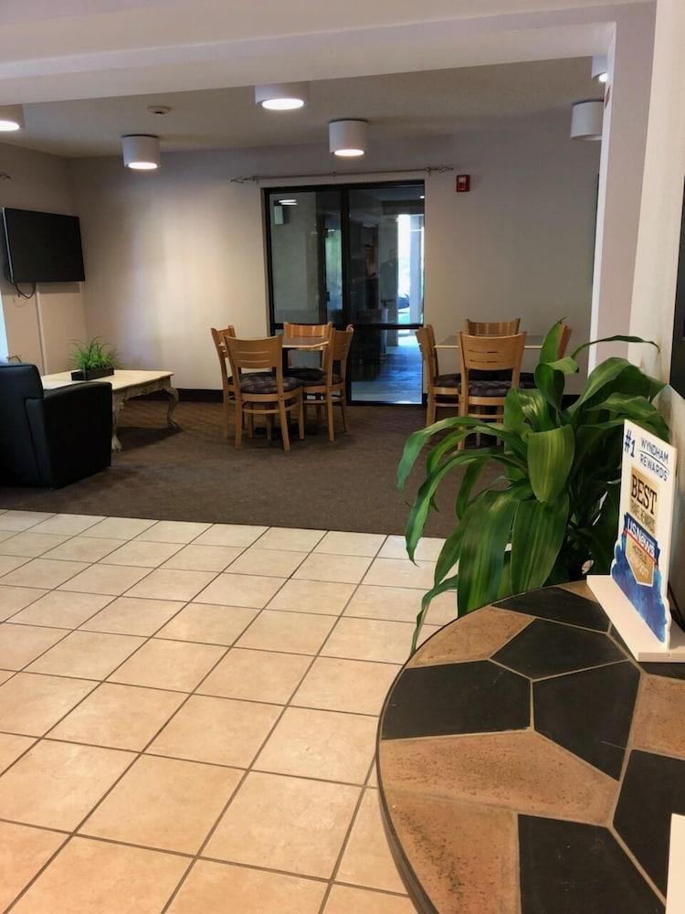 Super 8 By Wyndham Diberville Biloxi Area Bagian luar foto