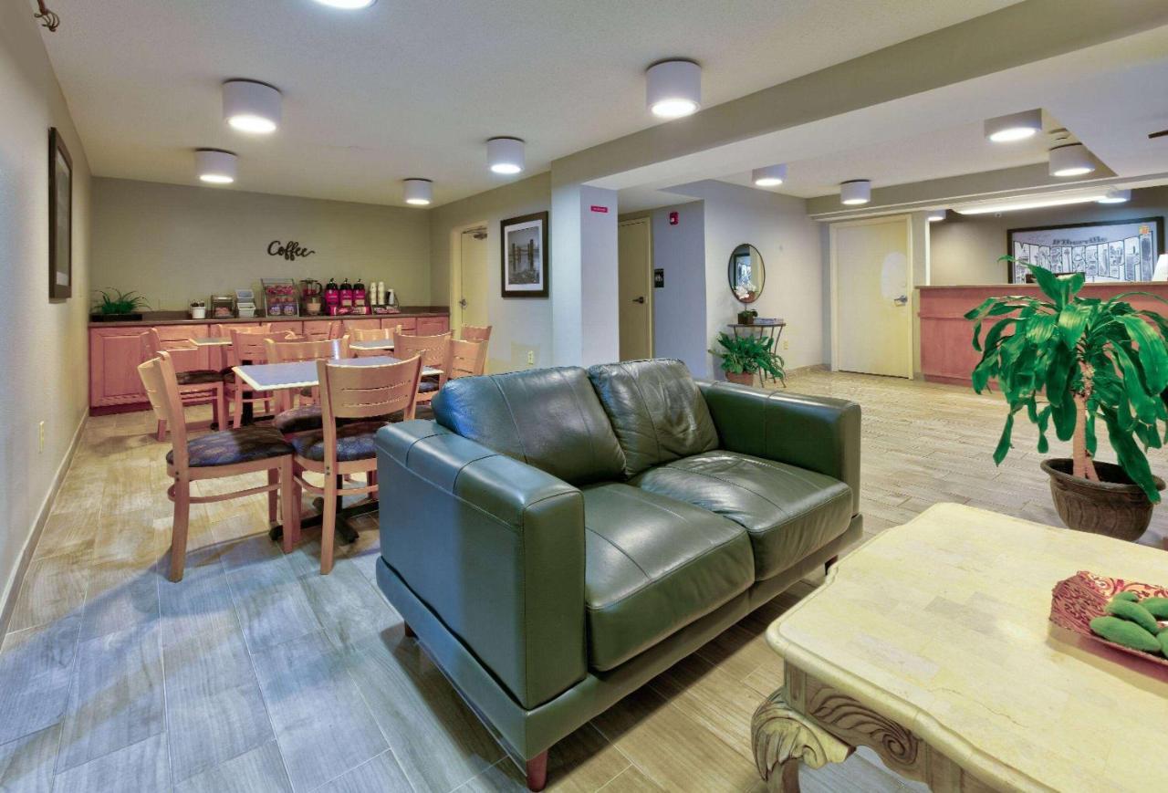 Super 8 By Wyndham Diberville Biloxi Area Bagian luar foto