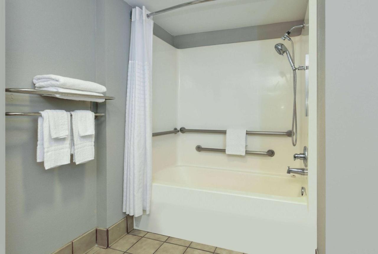 Super 8 By Wyndham Diberville Biloxi Area Bagian luar foto