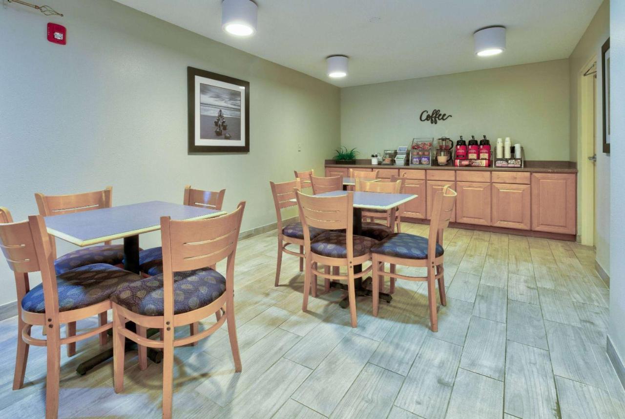 Super 8 By Wyndham Diberville Biloxi Area Bagian luar foto