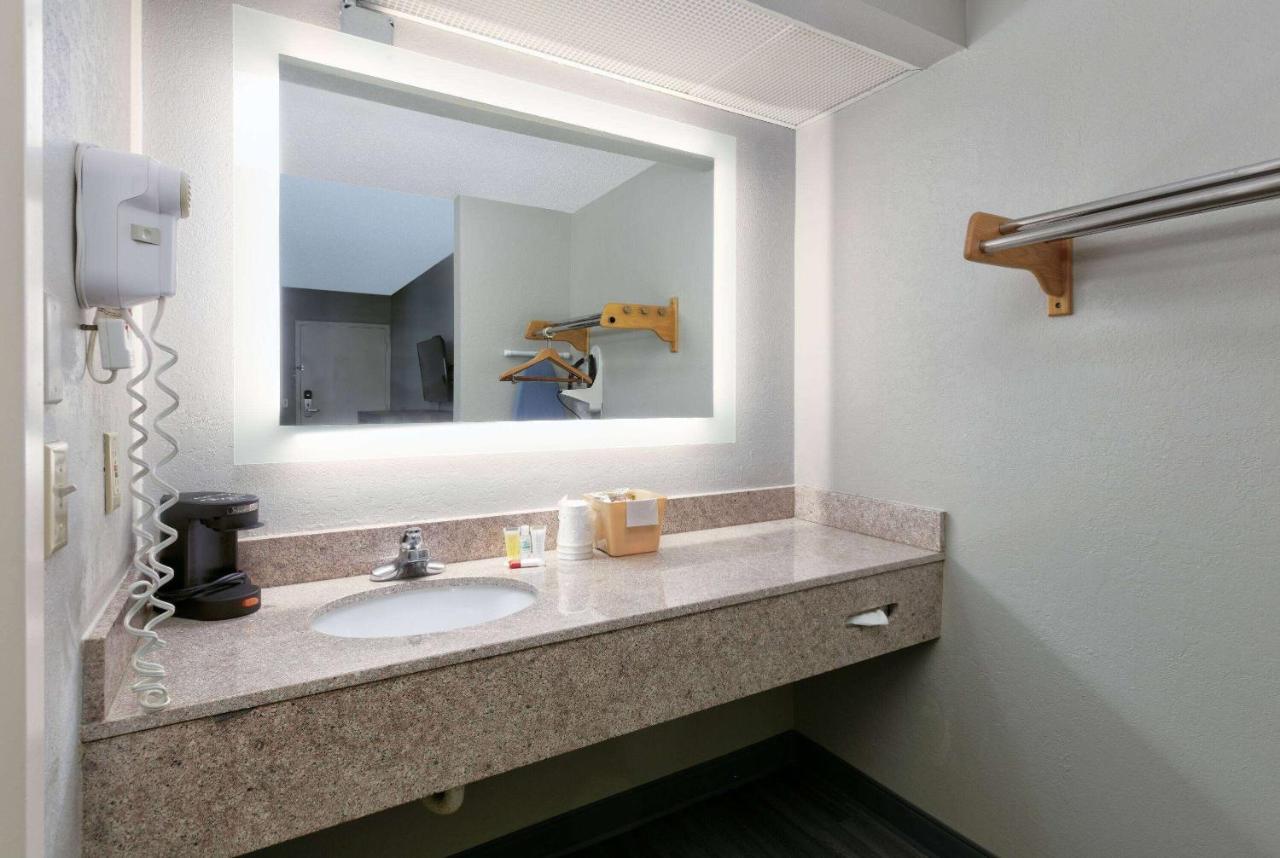 Super 8 By Wyndham Diberville Biloxi Area Bagian luar foto