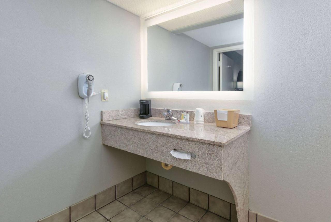 Super 8 By Wyndham Diberville Biloxi Area Bagian luar foto