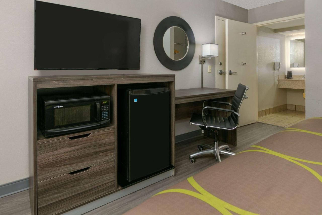 Super 8 By Wyndham Diberville Biloxi Area Bagian luar foto